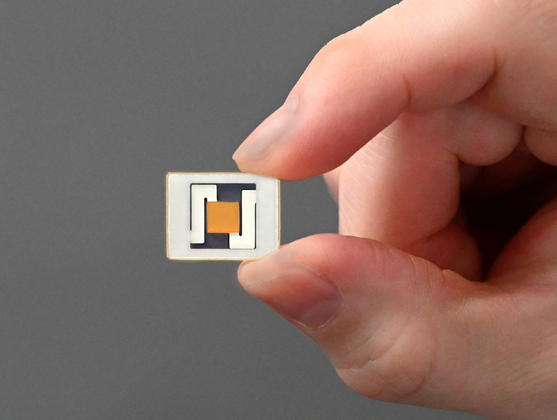 実用化に成功したMIM構造のチップ型メタサーフェス近赤外光源（提供）