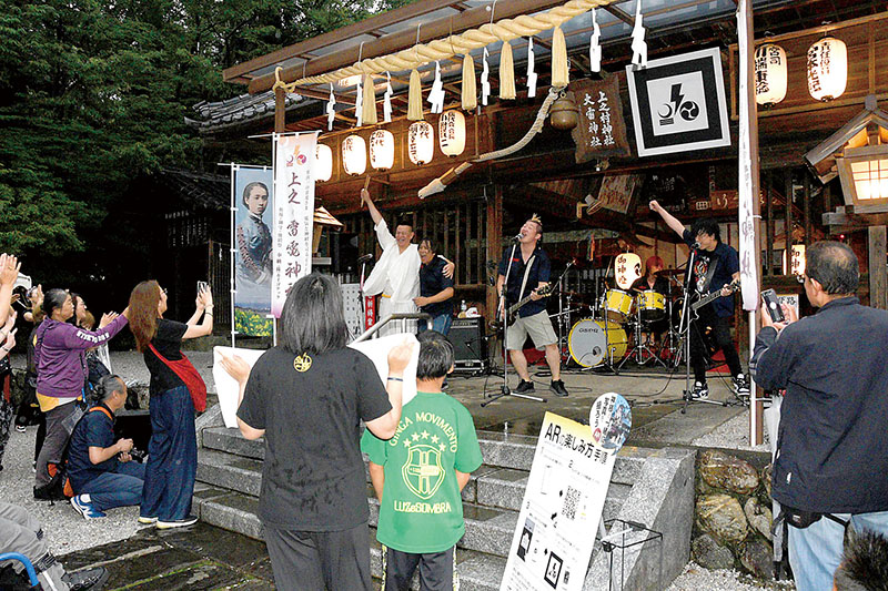音楽ライブで共演した「NANISAMA？」と梶原徹也さん＝6月28日、熊谷市上之の上之雷電神社