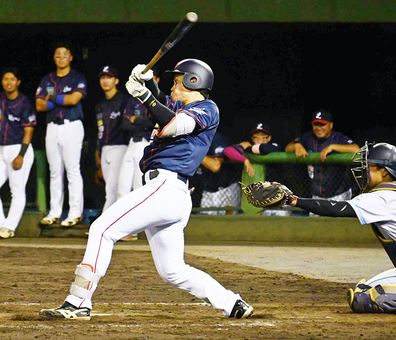 8回裏レガシー無死一、三塁　大城（埼玉武蔵）が左前安打を放つ