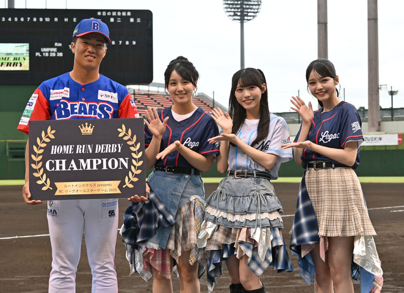 ホームランダービーで優勝した埼玉武蔵の坪井選手（左）