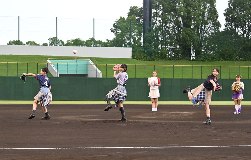始球式に登場した「僕が見たかった青空」のメンバーら