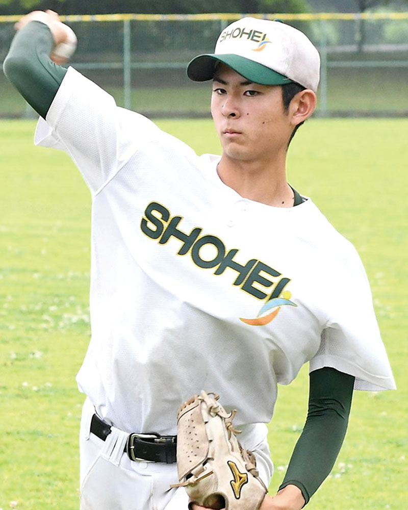 キレのある変化球で空振りを奪う昌平のエース佐藤佑