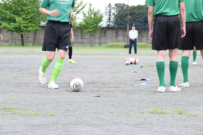 パス回しをする受刑者ら＝3日午前、川越市南大塚6丁目の川越少年刑務所