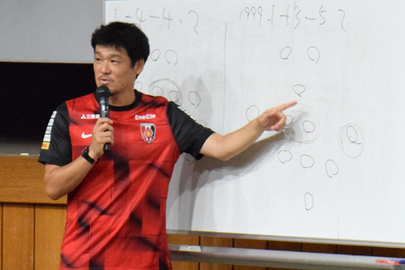 講義をする浦和レッズハートフルクラブコーチの酒井友之さん
