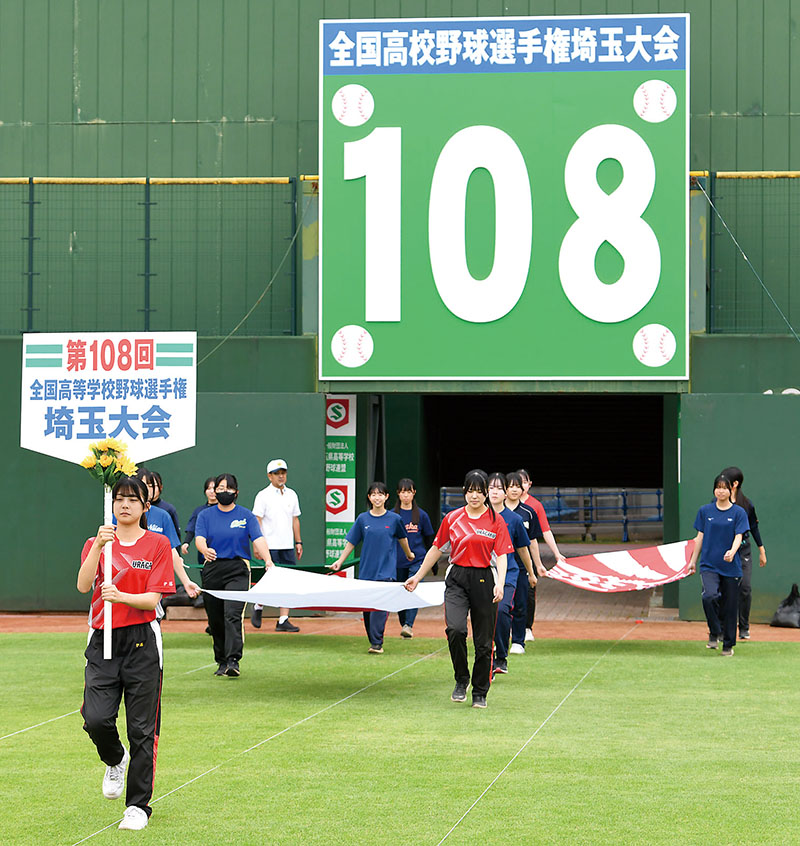 入場行進の練習をする各校野球部の女子マネジャーら
