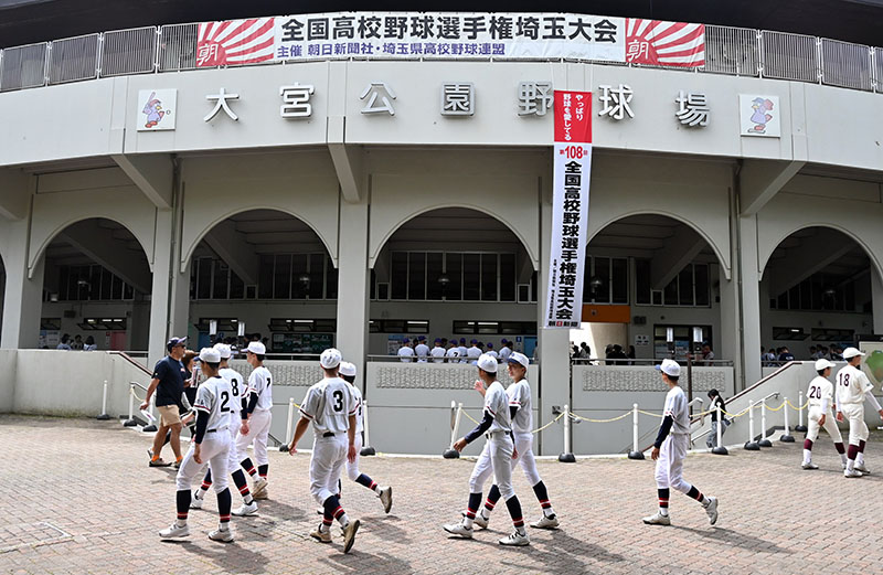 開会式に参加する選手たち＝8日午前、さいたま市大宮区