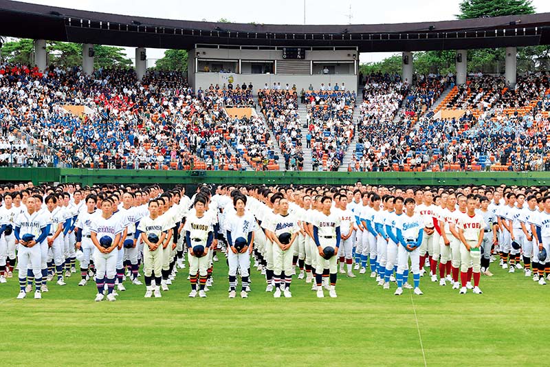 開会式で整列する選手たち