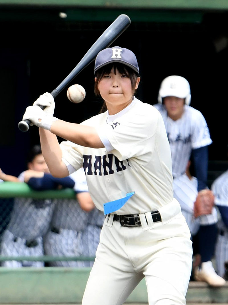 シートノックを打つ飯能高校女子部員の花岡咲愛さん