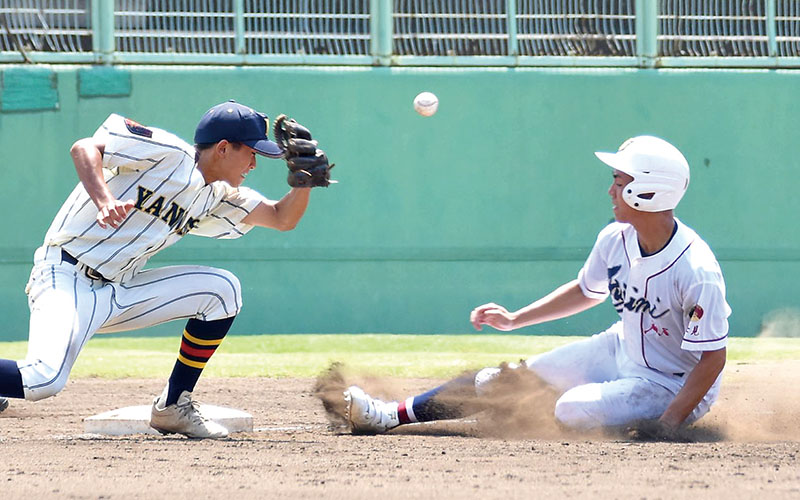 富士見―新座柳瀬　5回裏富士見2死二塁、二塁走者古賀が三盗を決め、ボールが外野に転がる間に生還。三塁手西岡＝9日、アイ・スタ浦和
