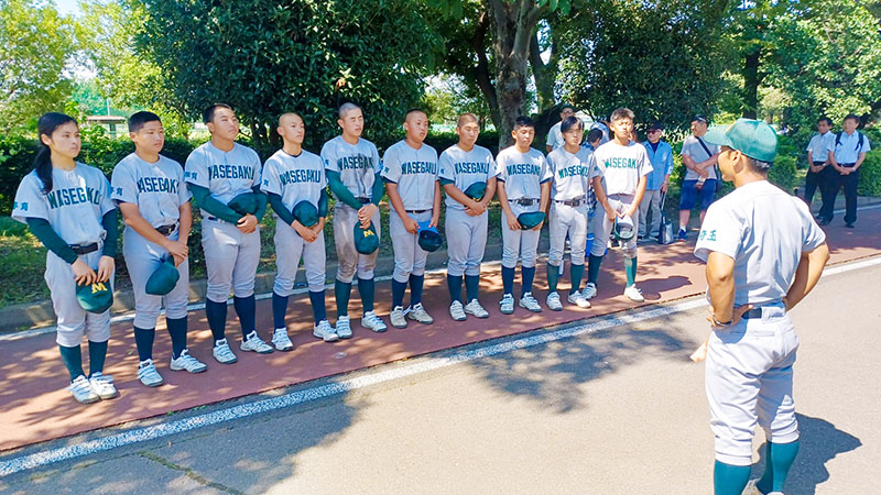 試合後のミーティングで悔しさをにじませるわせがく夢育のメンバー＝9日、ハレスタ熊谷