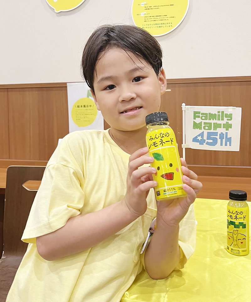 自分の絵がパッケージデザインに採用され、笑顔の縄田晴さん＝7日、東京都港区のファミリーマート店舗