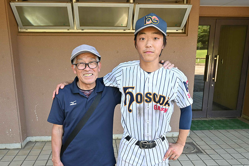 細田学園でコーチを務める高橋利夫さん（左）と孫の高橋洸平選手＝10日午後、朝霞市営球場