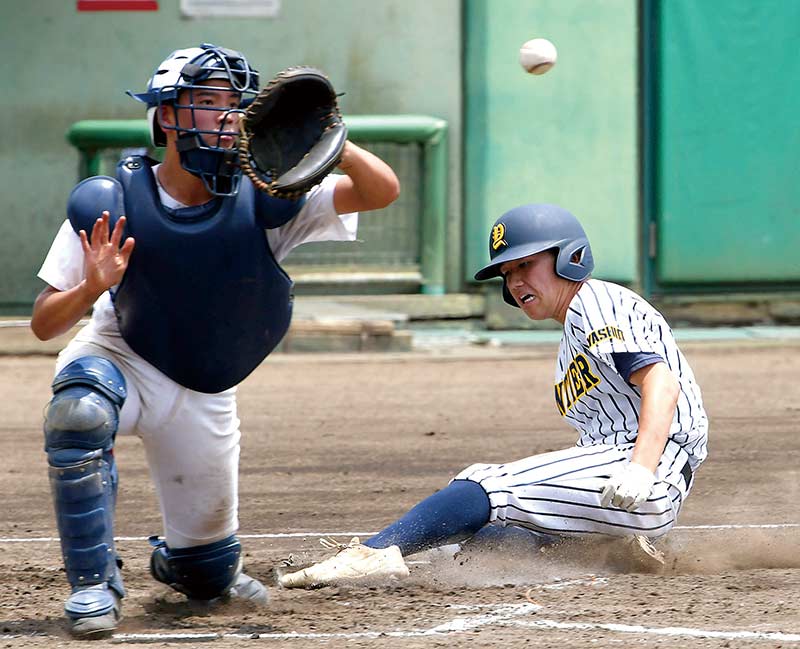 八潮フロンティア―秀明　1回裏八潮フロンティア1死三塁、古谷の投ゴロで三塁走者加藤が生還する。捕手小林幸＝11日、アイ・スタ浦和