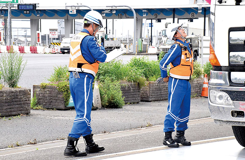 重量超過の違反車を取り締まる取り締まり隊の隊員
