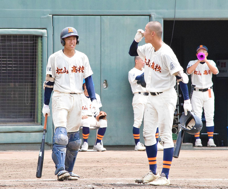 大宮ー松山　8回表松山無死一、二塁、兄の吉田兼梧選手（右）に声をかける弟の吉田翔棋選手＝11日、UD上尾