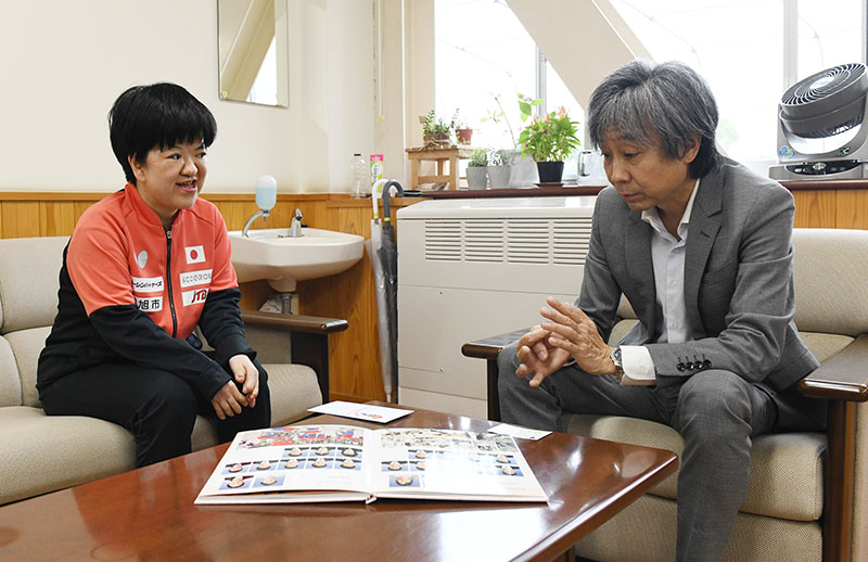 高校時代の思い出を語る小松崎遥選手（左）とさいたま桜高等学園の橋本晋一校長＝2日、同校