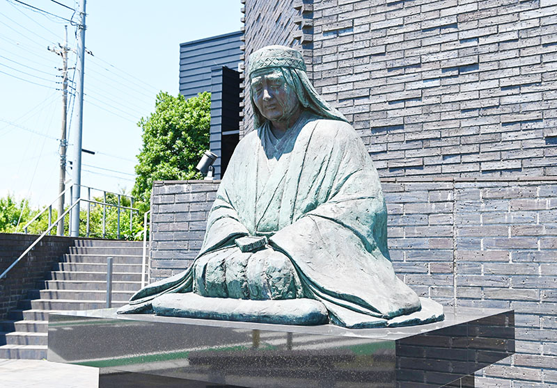 「塙保己一記念館」の前にある塙保己一像＝9日午前、本庄市内