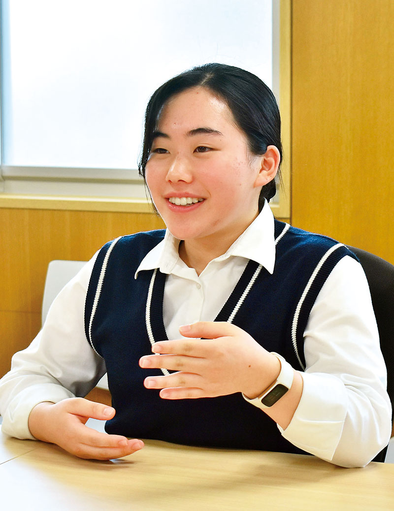 海外留学への思いを語る清水紗英さん＝さいたま市大宮区の市立大宮国際中等教育学校
