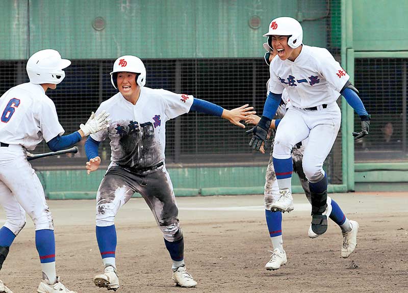 本庄第一―伊奈学園　6回表本庄第一無死一、二塁、左越えの同点3ランを放った高橋（右）が生還し、仲間と喜ぶ＝12日、UD上尾