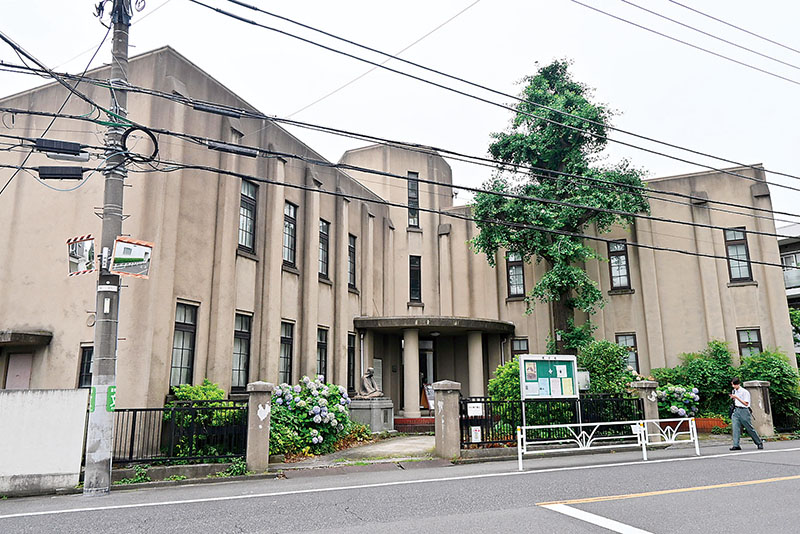 版木倉庫がある温故学会会館。理事長の斉藤茂三郎が渋沢栄一らに呼びかけ、全国から協賛を得て建てられた。国の登録有形文化財