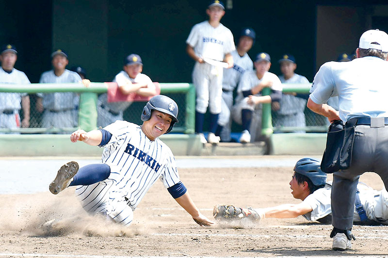 蓮田松韻―立教新座　5回裏立教新座2死一塁、一塁走者赤沢が二盗を決め、送球が乱れる間に生還。捕手稲垣＝14日、県営大宮