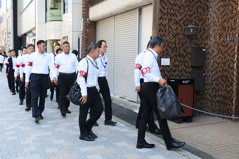 稲川会本部事務所に捜索に入る県警の捜査員ら＝10日、東京都港区六本木7丁目