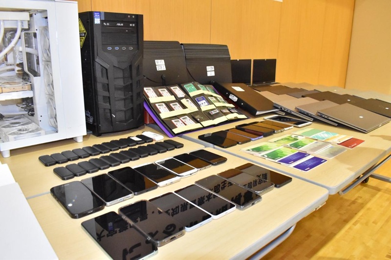 県警が押収した犯行に使用されたパソコンやスマートフォンなど＝14日午後、大宮署