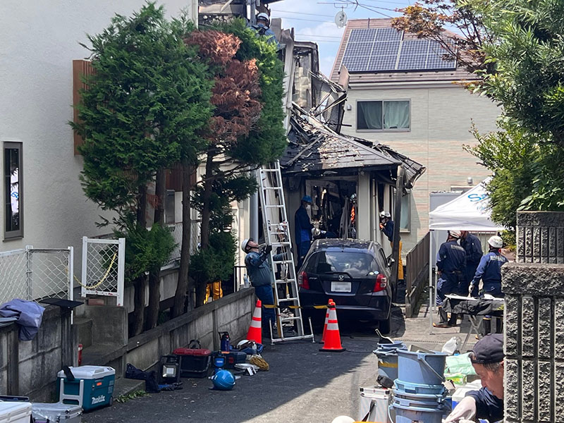 焼け跡から2人の遺体が発見された住宅火災の現場（奥）＝15日午前、さいたま市浦和区上木崎6丁目（画像の一部を加工しています）