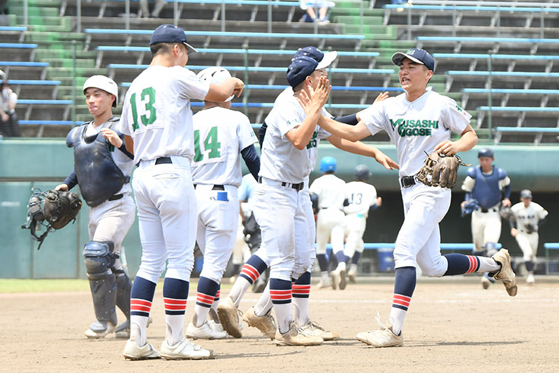 ベンチの仲間に迎え入れられる小栗大志選手（右）