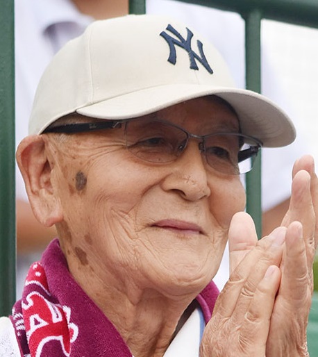 母校の熊谷高の得点に喜ぶ福島郁夫さん