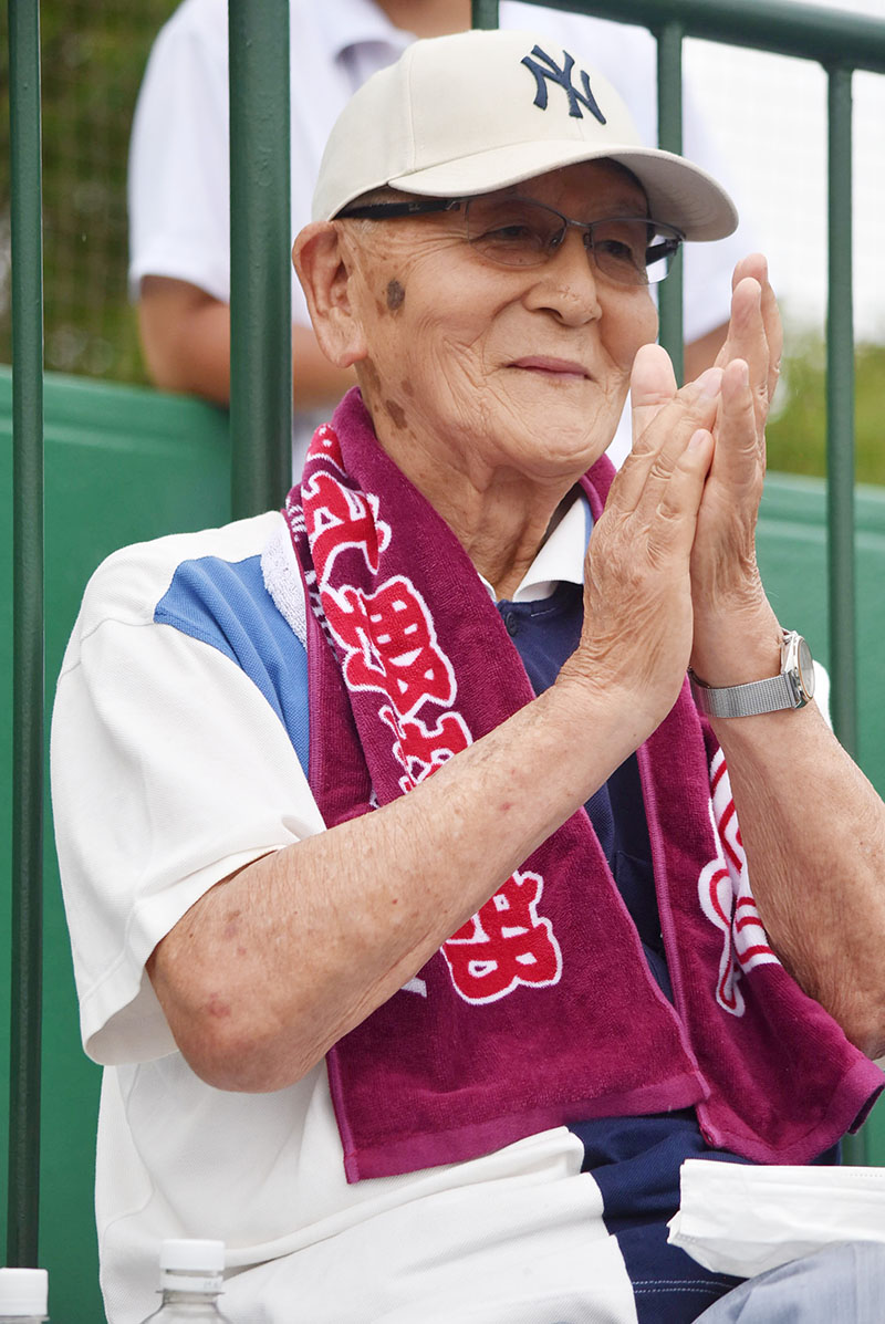 母校の熊谷高の得点に喜ぶ福島郁夫さん＝12日午後、ハレスタ熊谷