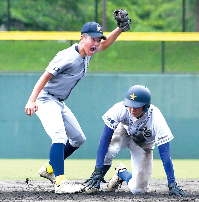 西武台―川越東 4回表川越東1死一塁、一塁走者柴崎が二盗を狙うもタッチアウト。二塁手仲元