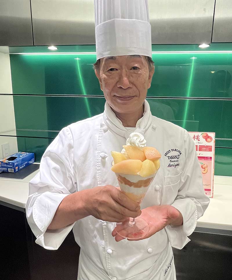 川越丸広店でも2日間限定で特別販売される「福島県産桃のパフェ」をアピールする森山登美男フルーツクチュリエ