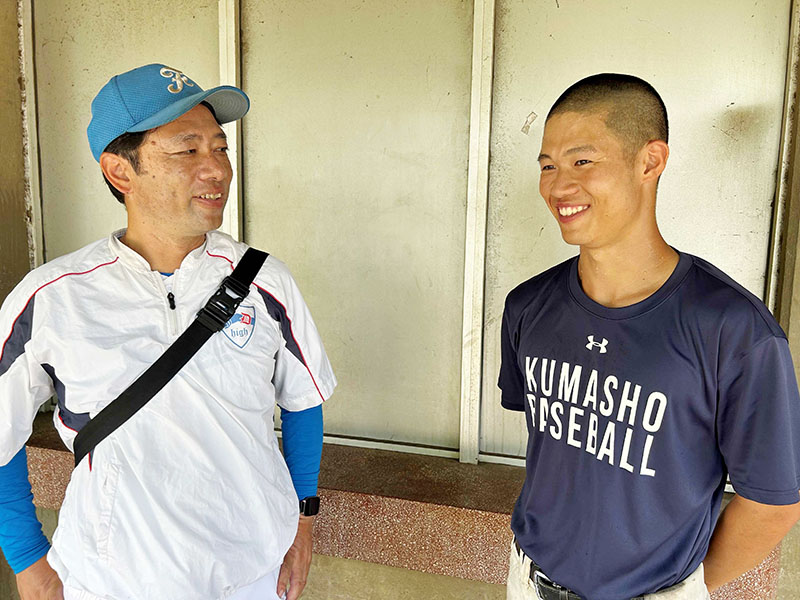 親子対決を演じた深谷一の橋本忠監督（左）と熊谷商の真太朗主将＝14日、ハレスタ熊谷