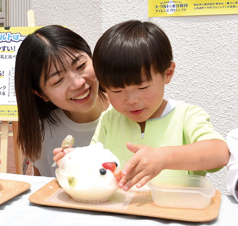 ヨーグルトを使った雪くまを試食する親子