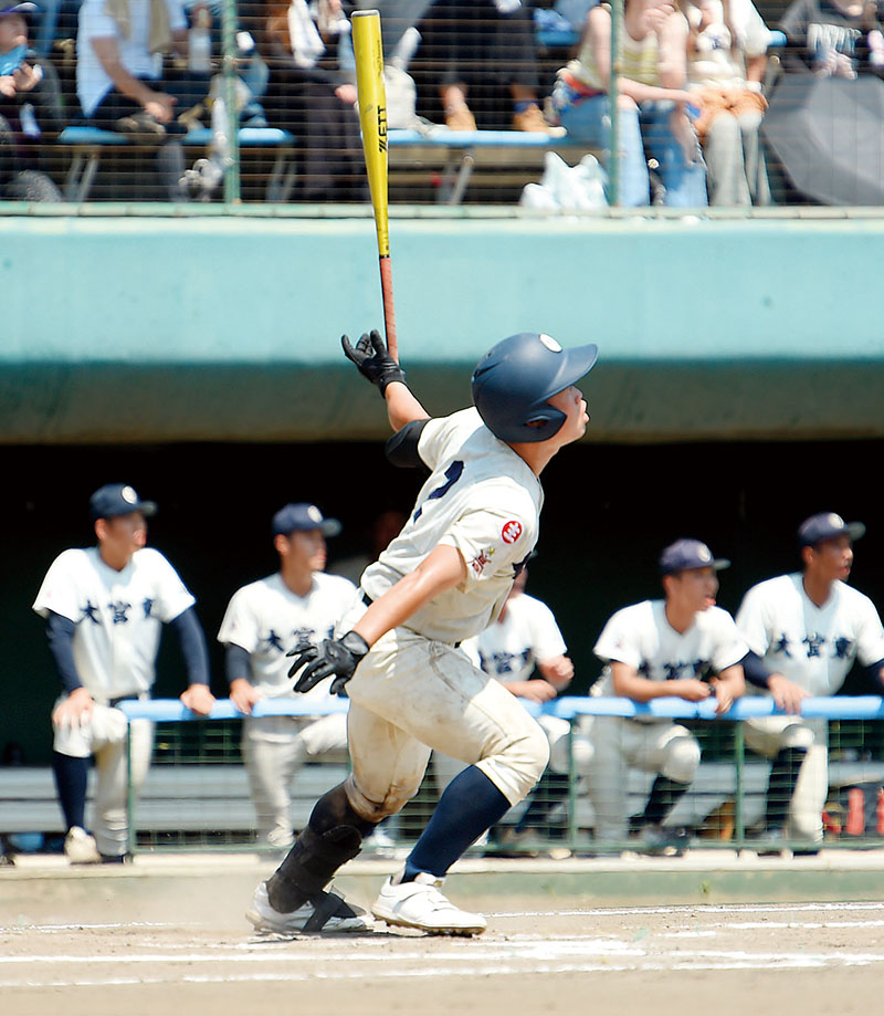 浦和麗明―大宮東　6回裏大宮東2死、川北が左越え本塁打を放つ＝20日、レジスタ大宮