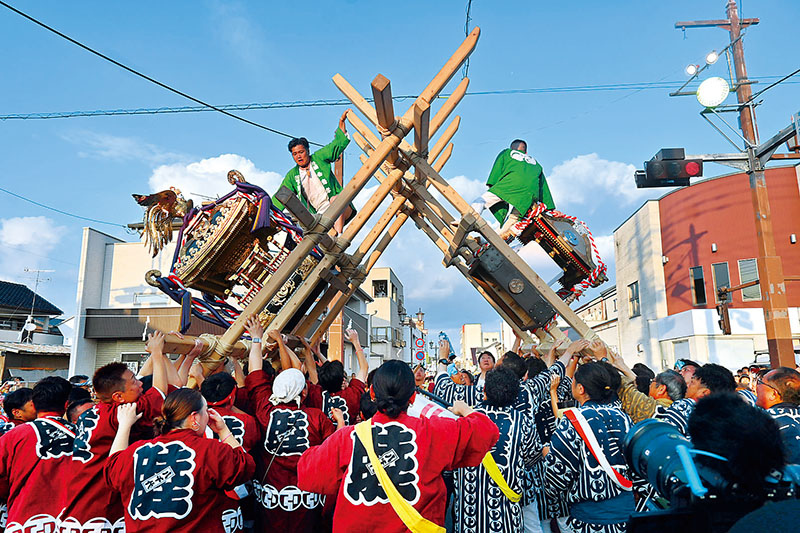 2基の神輿のとんぼを組み合わせて持ち上げる「けんか神輿」＝19日午後6時10分ごろ、本庄市児玉町児玉