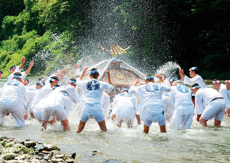 水しぶきを立てながら行われた神輿洗いの儀式＝20日午後0時45分ごろ、秩父市の荒川