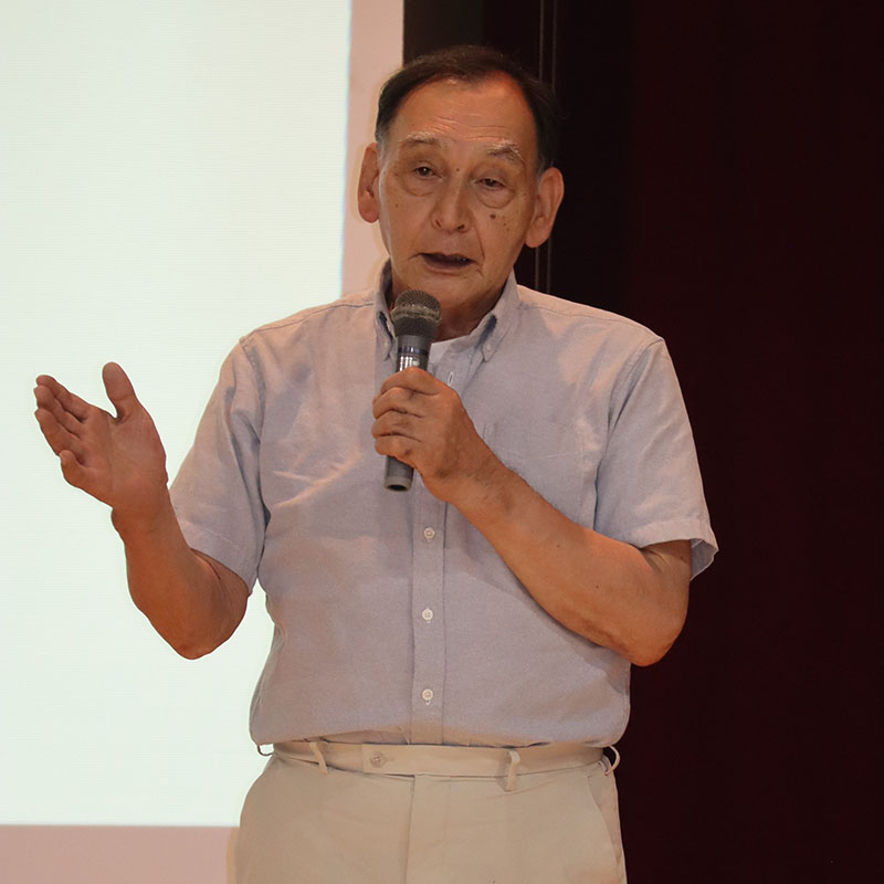 母百子さんから聞いた戦争体験を語る与那覇満さん