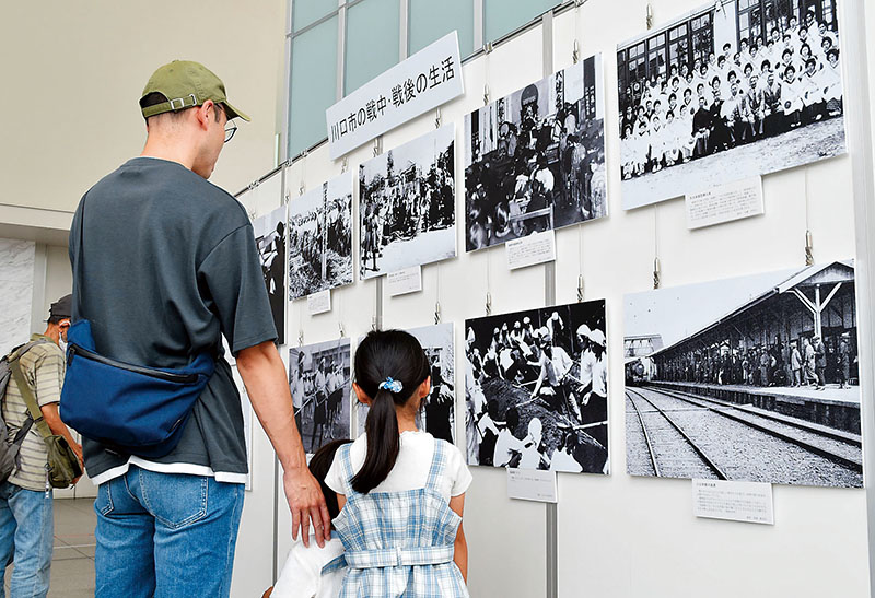 戦争の悲惨さと平和の尊さを伝えている川口市平和展＝19日午前、川口市川口の市立中央図書館