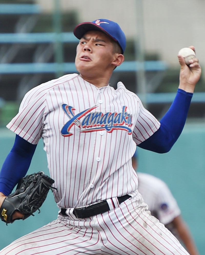 最速144キロの直球と沈む変化球で三振を奪う山村学園のエース左腕亀田