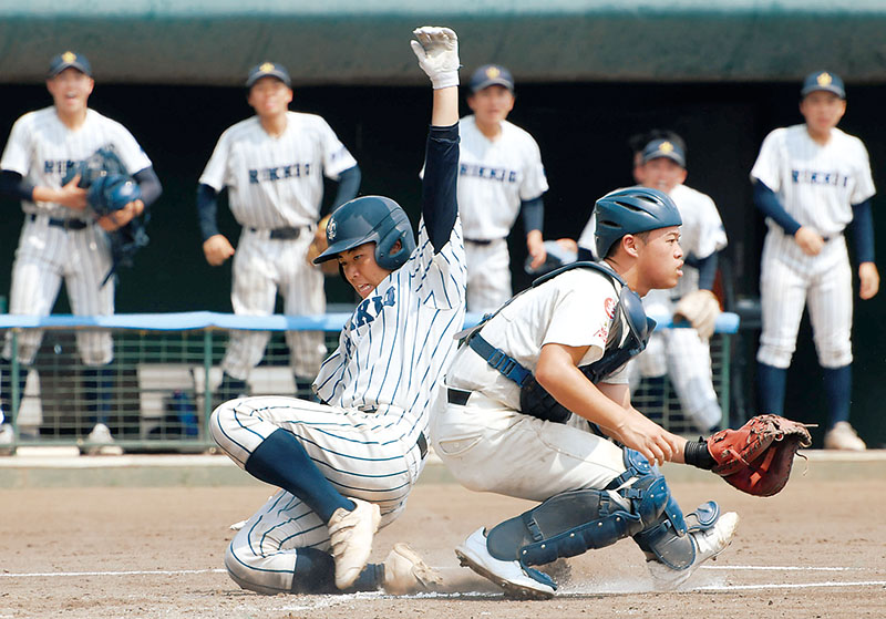 大宮東―立教新座　4回裏立教新座2死二塁、梶川の中前打で二塁走者仙波が生還。捕手川北