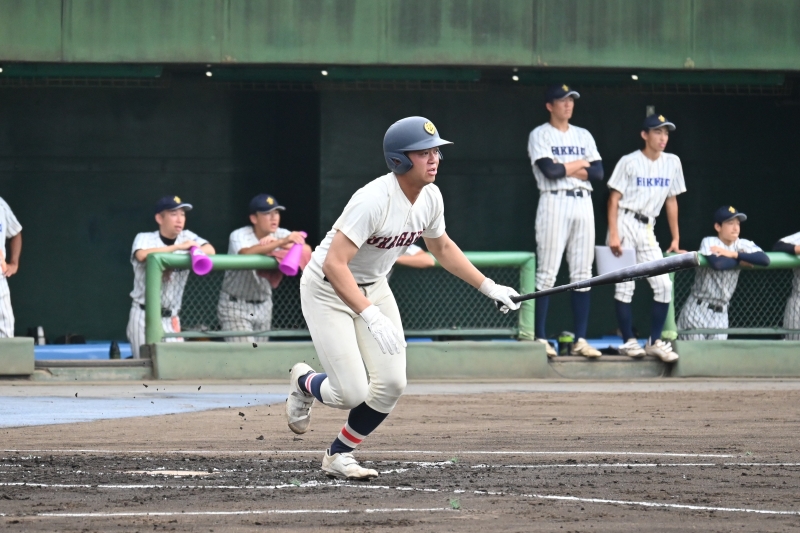浦和学院―立教新座　浦和学院　１回表１死二、三塁、右前に適時打を放つ伊藤