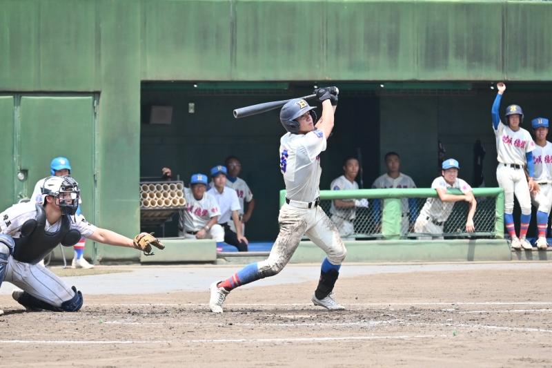 昌平-花咲徳栄　花咲徳栄4回表1死二、三塁、岩井が右翼線への適時二塁打を放ち、追加点を奪う
