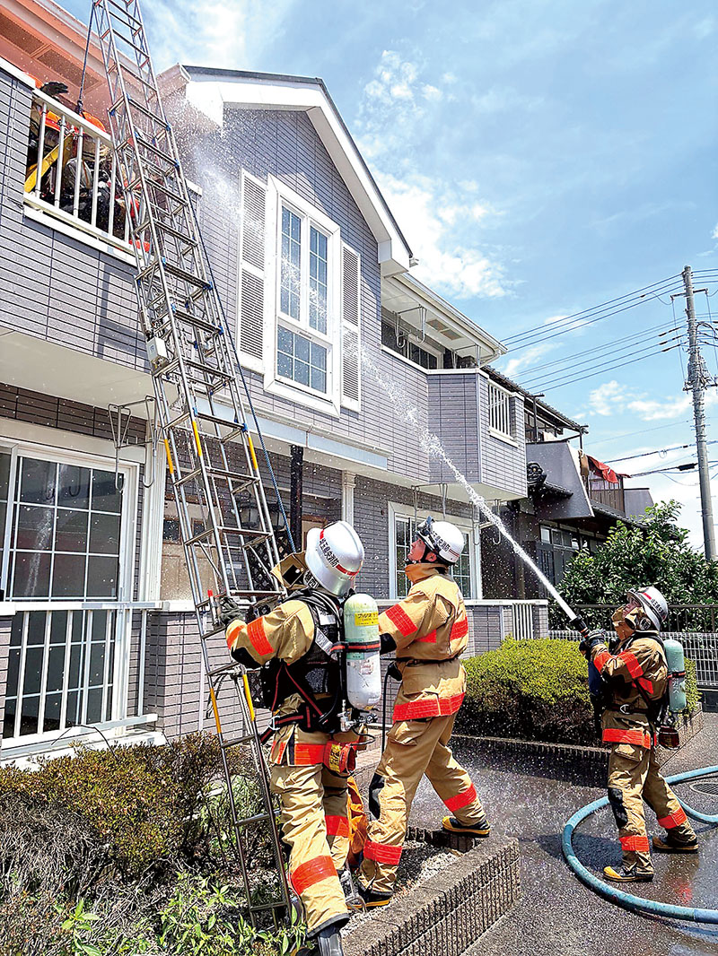 解体予定の建物で本物の火災現場さながらの訓練をする消防隊員ら＝桶川市坂田東