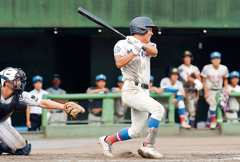昌平―花咲徳栄　8回表花咲徳栄無死、笹崎が右越えに本塁打を放つ。捕手斎藤＝24日、県営大宮