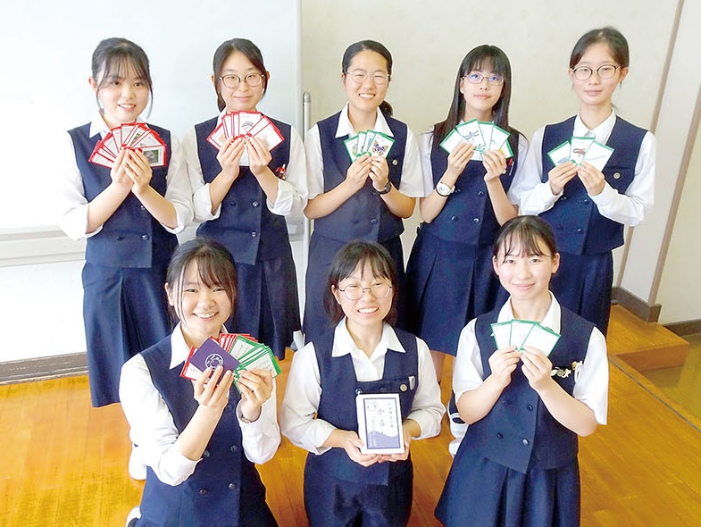 上・「外来種希少種かるた」を作成した川越女子高校生物部の部員＝17日午後、川越市内　下・川越女子高生物部員とかるたを楽しむ児童＝17日午後、川越市内