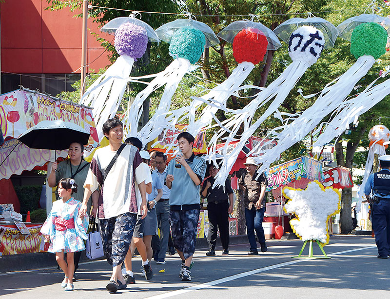 役場前の竹飾りの中を散策する人たち＝25日午後、小川町大塚