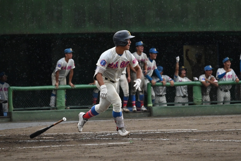 浦和学院―花咲徳栄　8回表花咲徳栄１死一、三塁、勝ち越しの中越え二塁打を放つ奥野