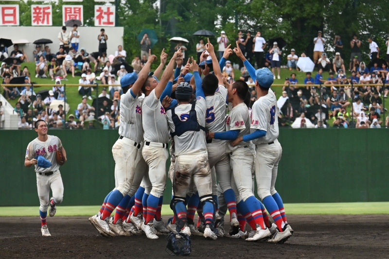 優勝を決めマウンドに駆け寄る花咲徳栄の選手ら